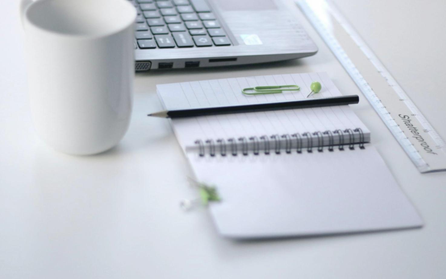 Professionnel travaillant sur des stratégies d'entreprise