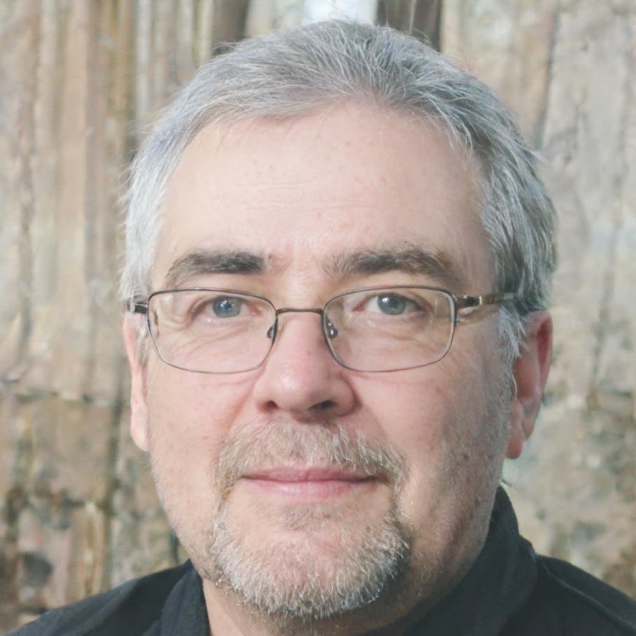 Expert en conseil financier analysant des données de performance